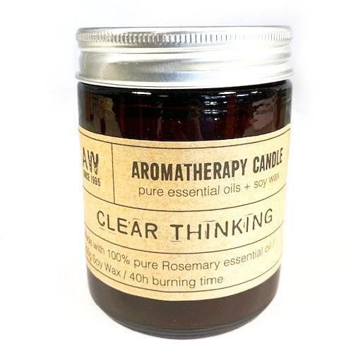 Vela aromática de soja con aceite esencial de romero, en frasco de cristal oscuro. Tiempo de quema: 40 horas.