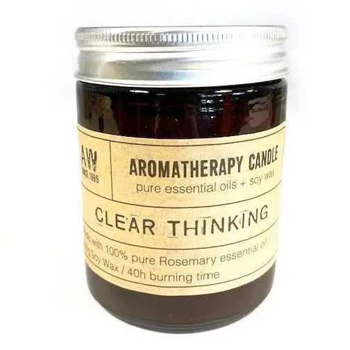Vela aromática de soja con aceite esencial de romero, en frasco de cristal oscuro. Tiempo de quema: 40 horas.