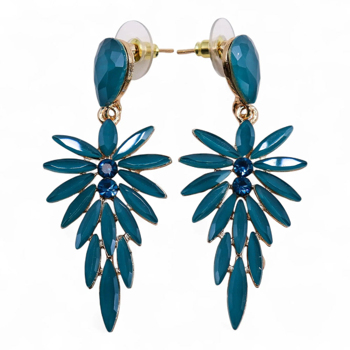Pendientes largos colgantes con cristales vintage color turquesa en forma de pétalos sobre montura dorada.