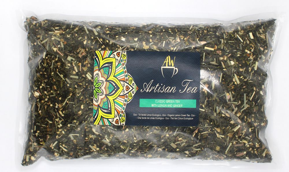 Bolsa transparente con 1kg de té verde, trozos de limón y jengibre, con etiqueta central de diseño floral colorido.