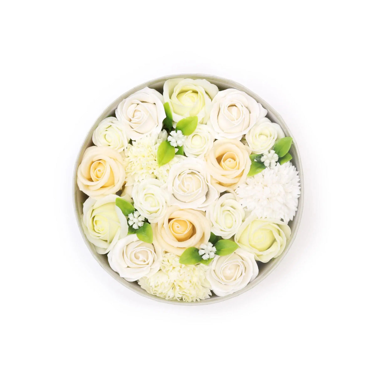 Caja redonda con arreglo floral de rosas y flores blancas y marfil con hojas verdes sobre un fondo blanco sencillo