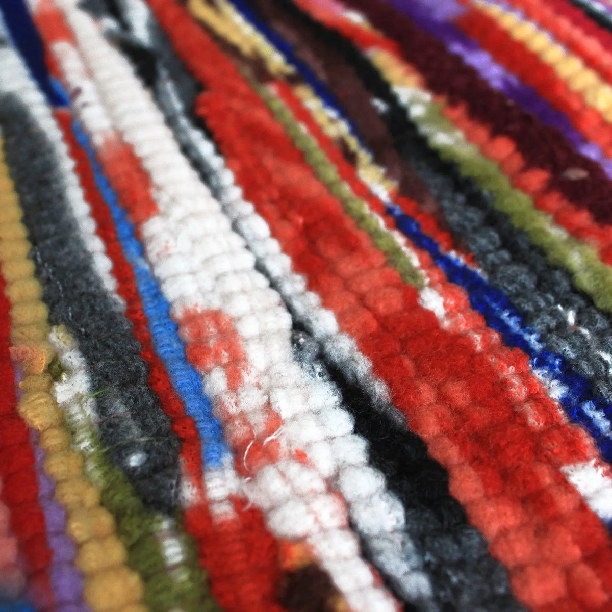 Alfombra de trapo artesanal con texturas de rayas multicolores tejidas en algodón, estilo bohemio de 50x90cm