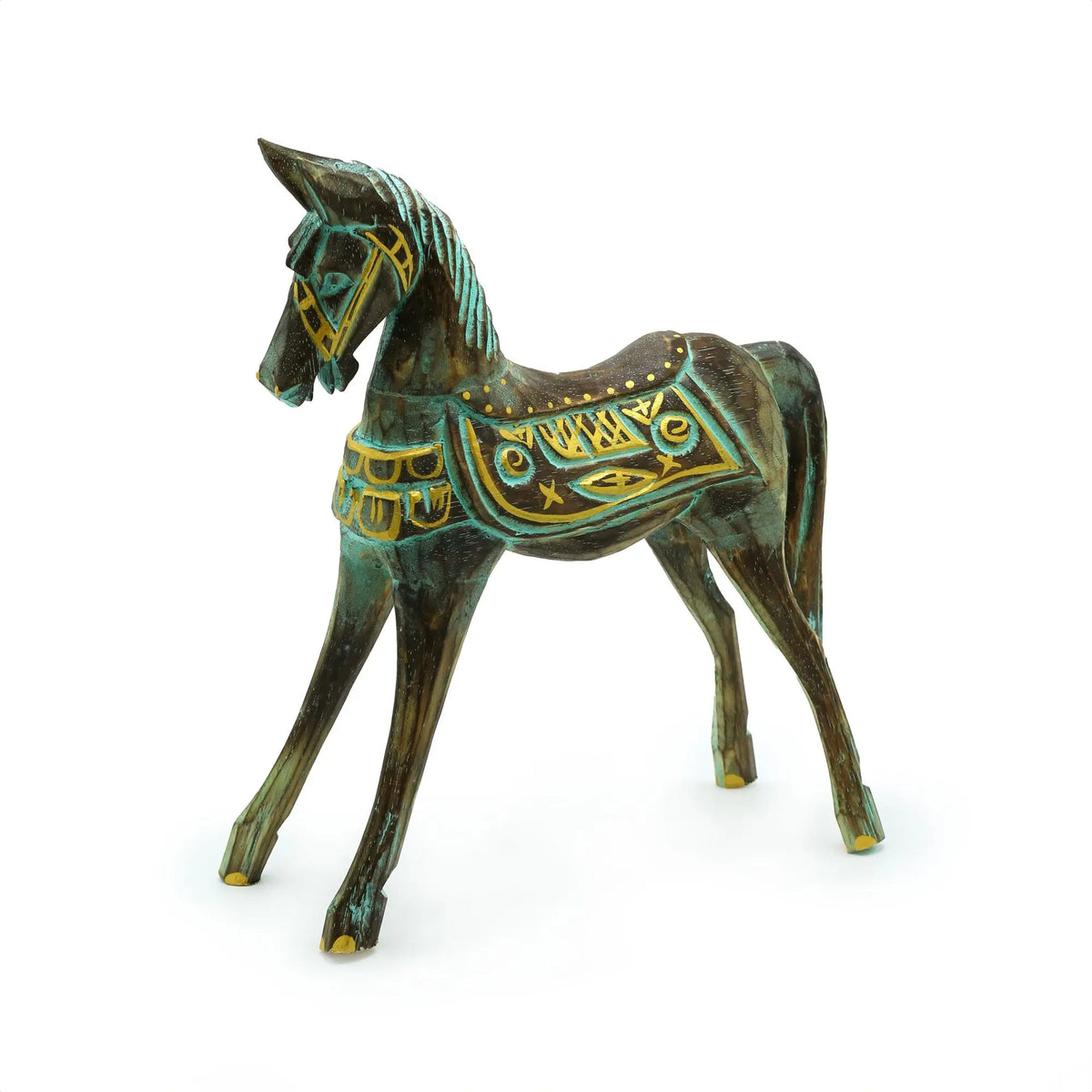 Caballo decorativo de madera en tonos verdes y marrones, con detalles dorados y un estilo artístico vintage.