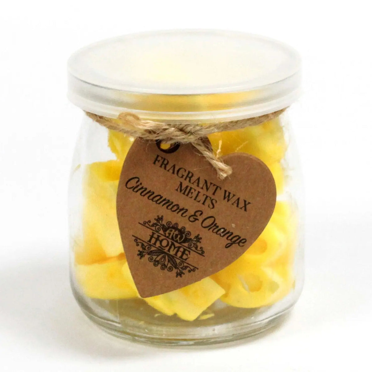Frasco de cristal con cera de soja amarilla en forma de corazón y etiqueta de cartón artesanal con cuerda rústica