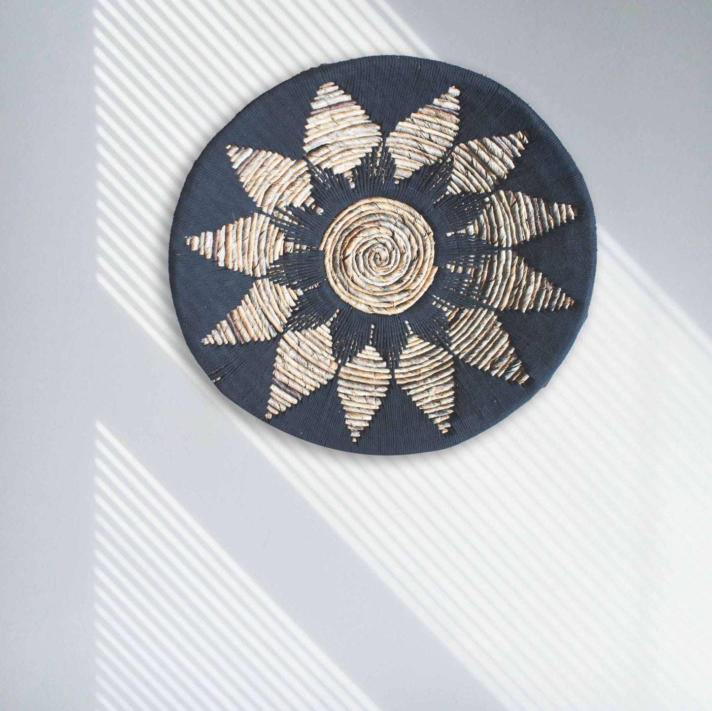 "Alfombra redonda azul con diseño en relieve de star blanca, hecha a mano en fibras naturales."
