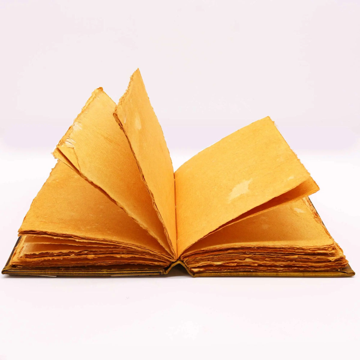 Libro grande de hojas amarillas, encuadernación artesanal, papel reciclado, estilo vintage, ideal para escritura o dibujo.