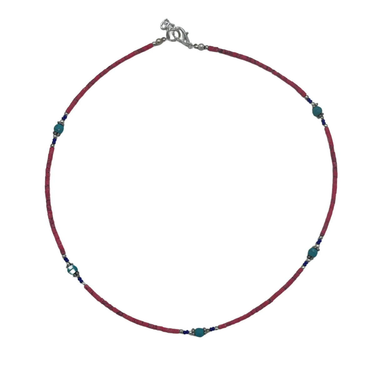 Collar artesanal de cuentas de coral rosa y turquesas, con detalles en azul y plata, estilo minimalista y étnico.