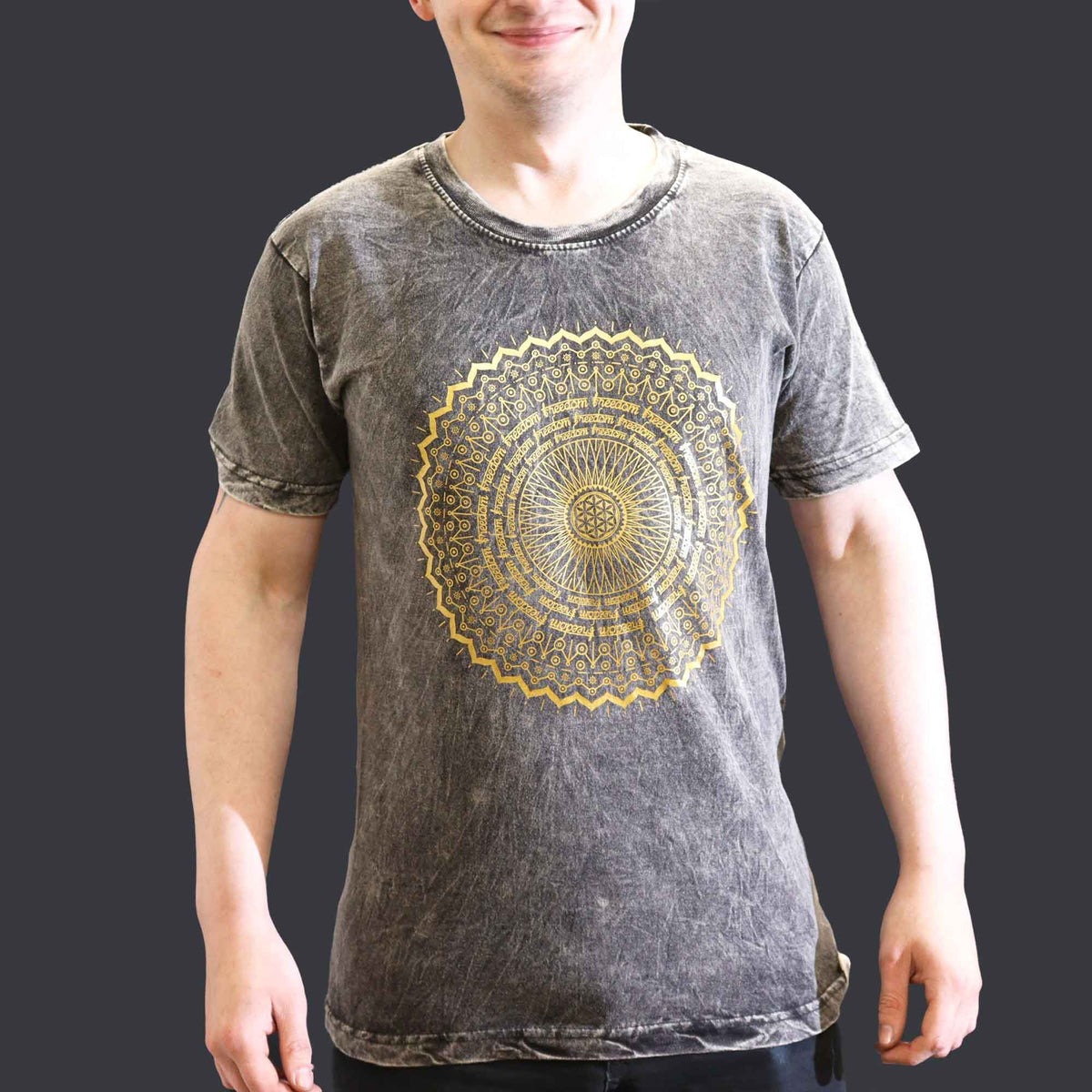 Camiseta gris desgastada con estampado dorado de mandala, estilo moderno y relajado para hombres.