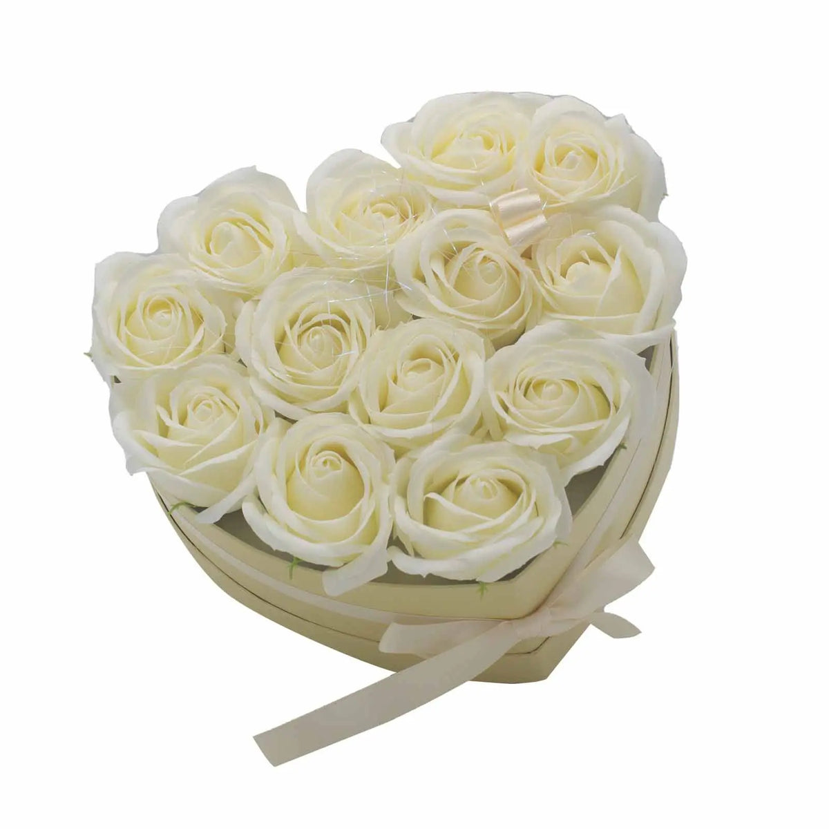 Caja de regalo en forma de corazón con 13 rosas de jabón color crema y un lazo decorativo sobre fondo blanco.