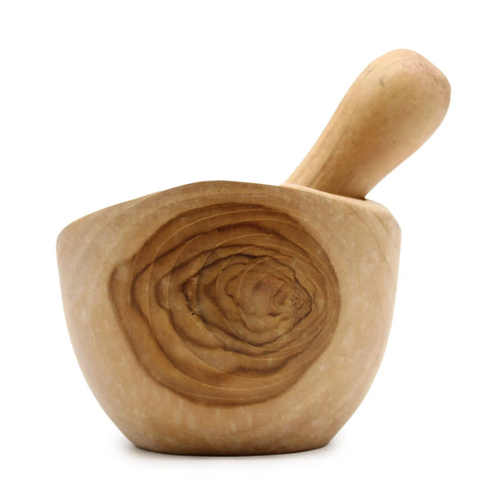 Mortero y mano de madera de teca con veteado natural y forma cónica sobre fondo blanco.