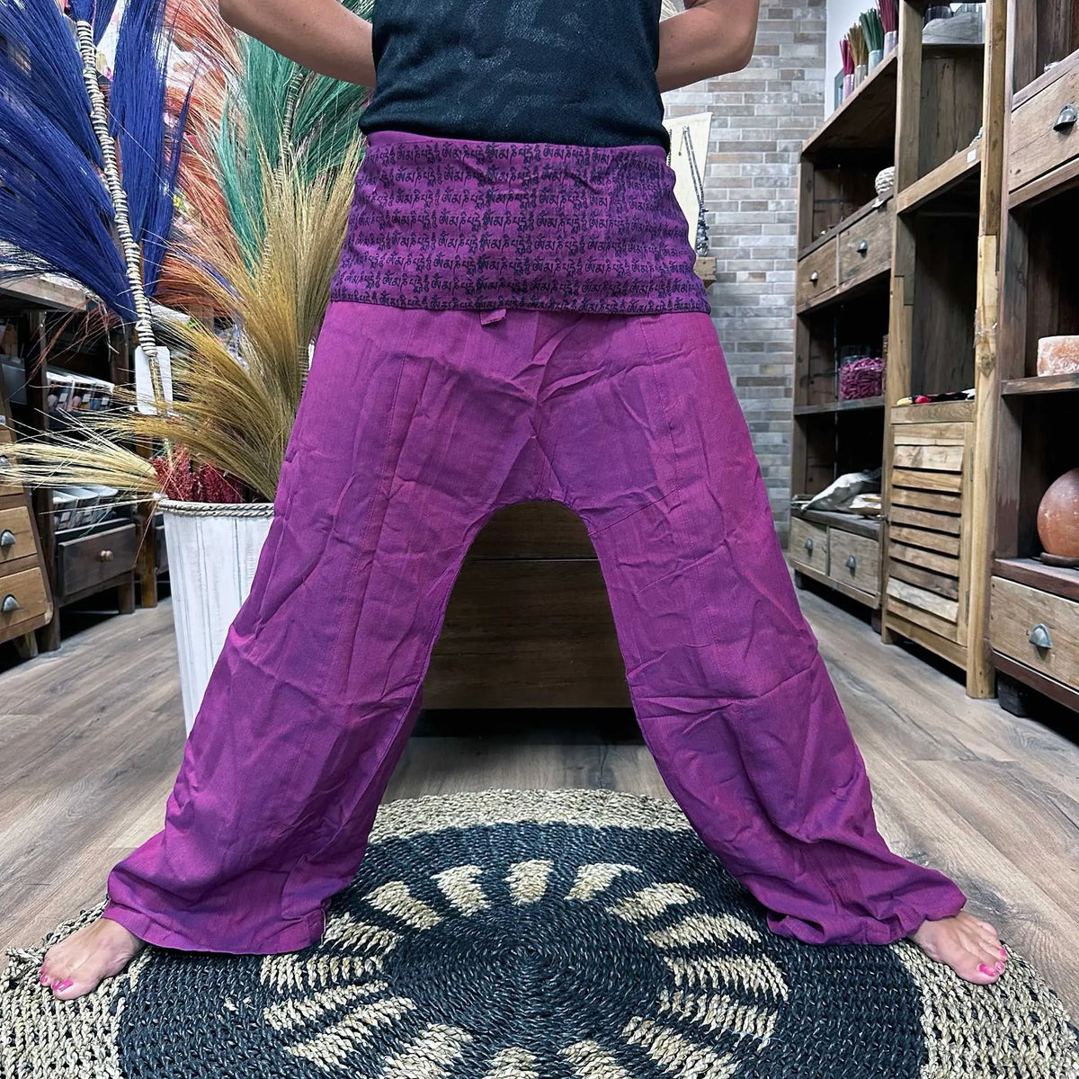 Pantalones de pescador tailandés morados con cinturilla estampada con mantras, de corte holgado para yoga y festivales.