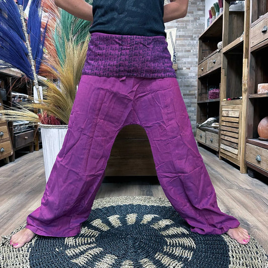 Pantalones de pescador tailandés morados con cinturilla estampada con mantras, de corte holgado para yoga y festivales.
