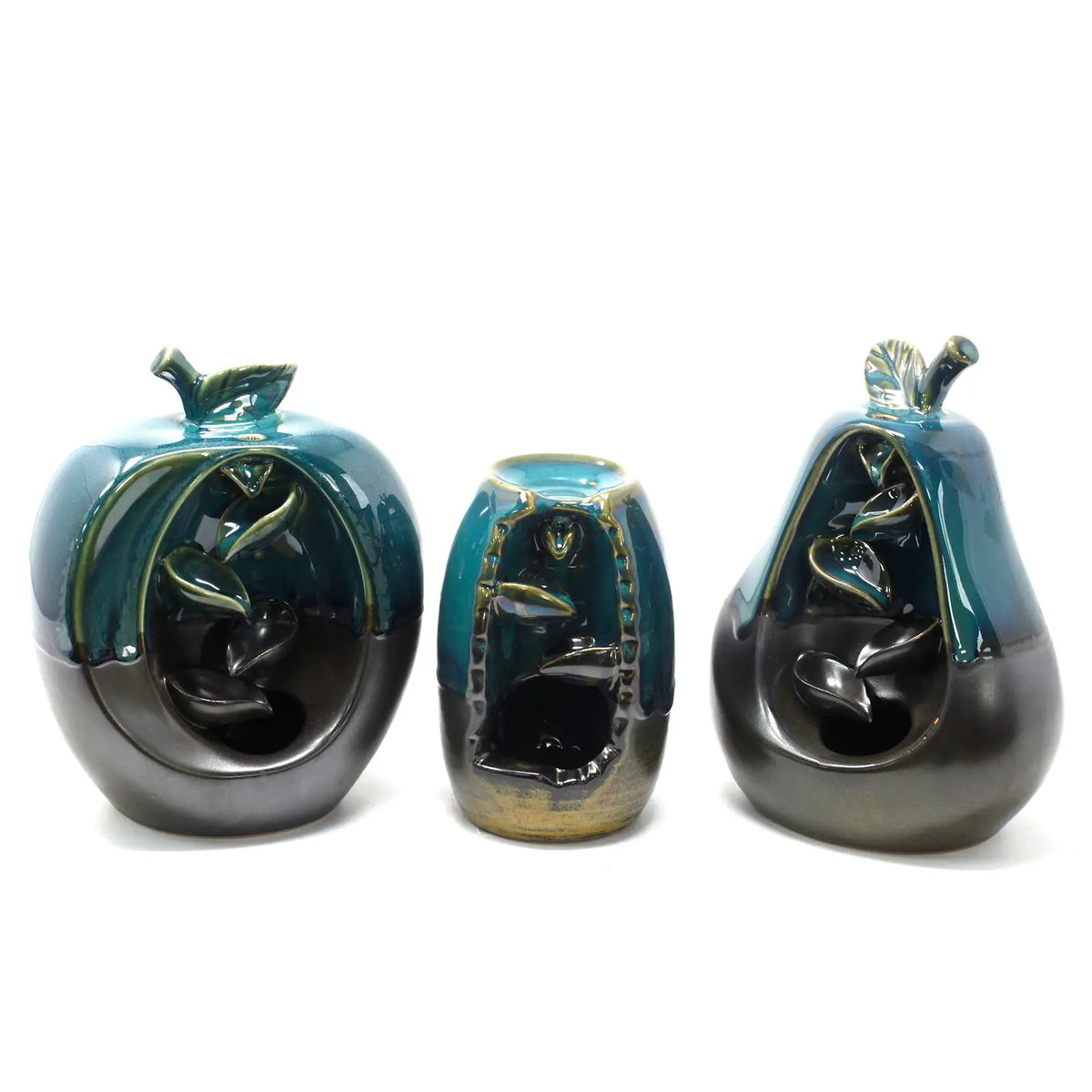 Tres quemadores de incienso de flujo inverso en cerámica, con forma de frutas y acabado brillante azul y negro.