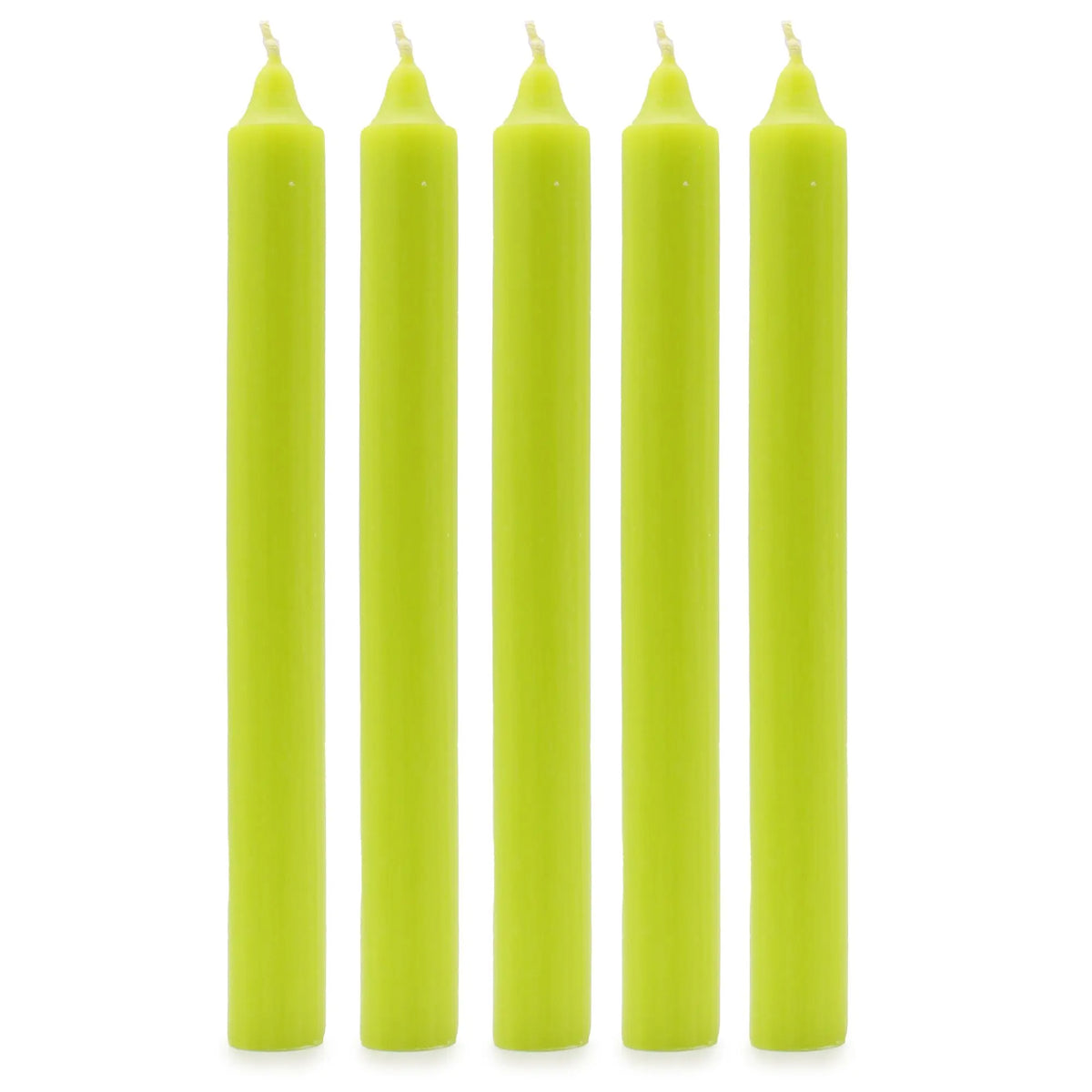 Cinco velas largas y cilíndricas de color verde lima, con textura rústica y mechas visibles sobre fondo blanco.