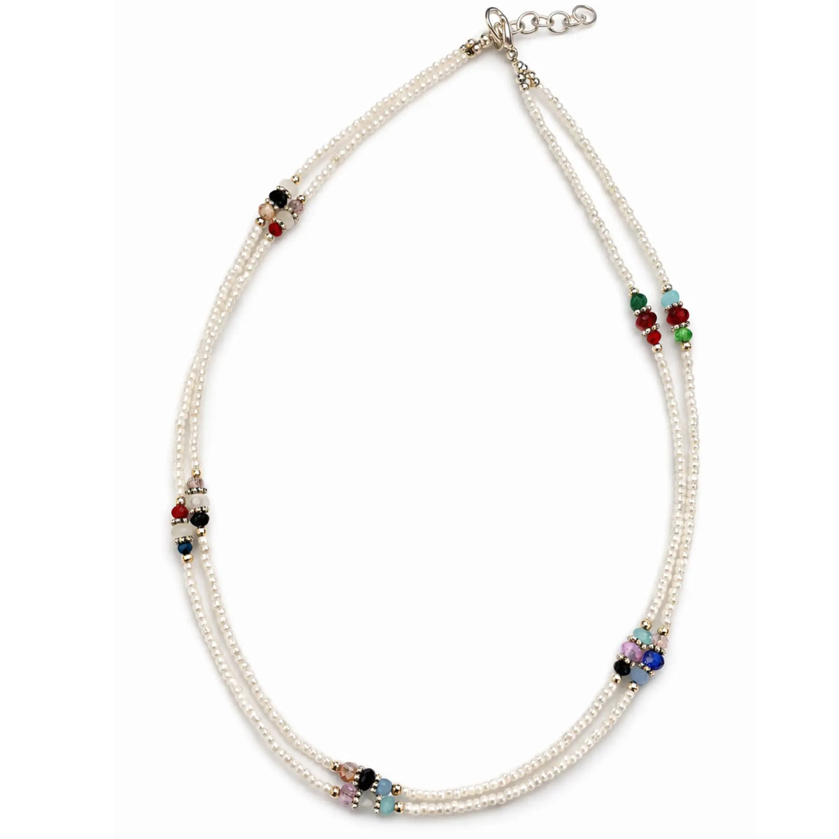 Collar de perlas blancas con cuentas de colores, estilo bohemio y elegante, ideal para ocasiones especiales.