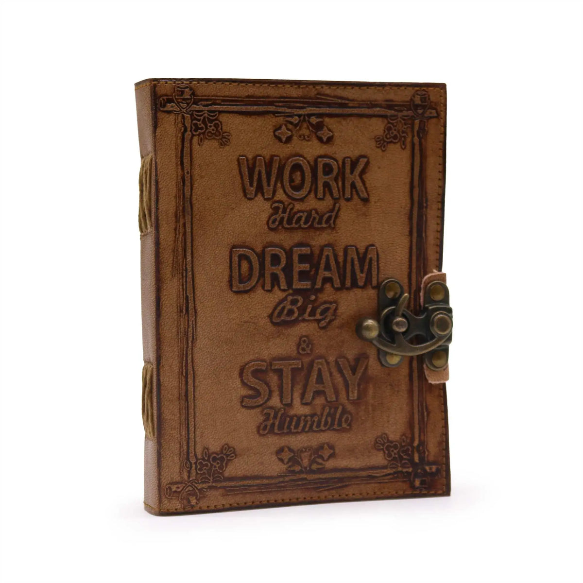 Diario de cuero marrón con cierre metálico y el texto grabado "Work Hard Dream Big & Stay Humble" en la cubierta.