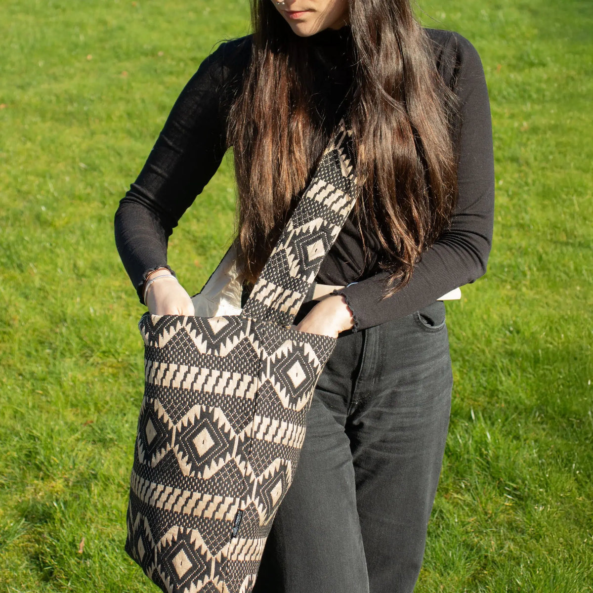 Bolso de lona negro y beige con diseño tribal, estilo bohemio, ideal para uso diario.
