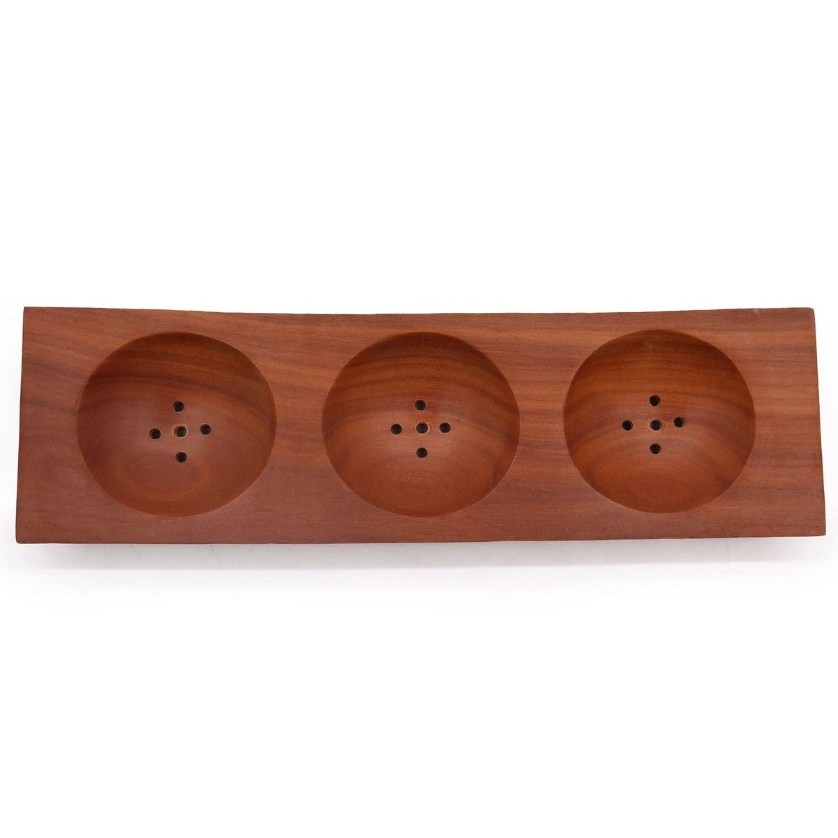 Jabonera rectangular de madera marrón con tres compartimentos circulares cóncavos y perforados para drenaje.