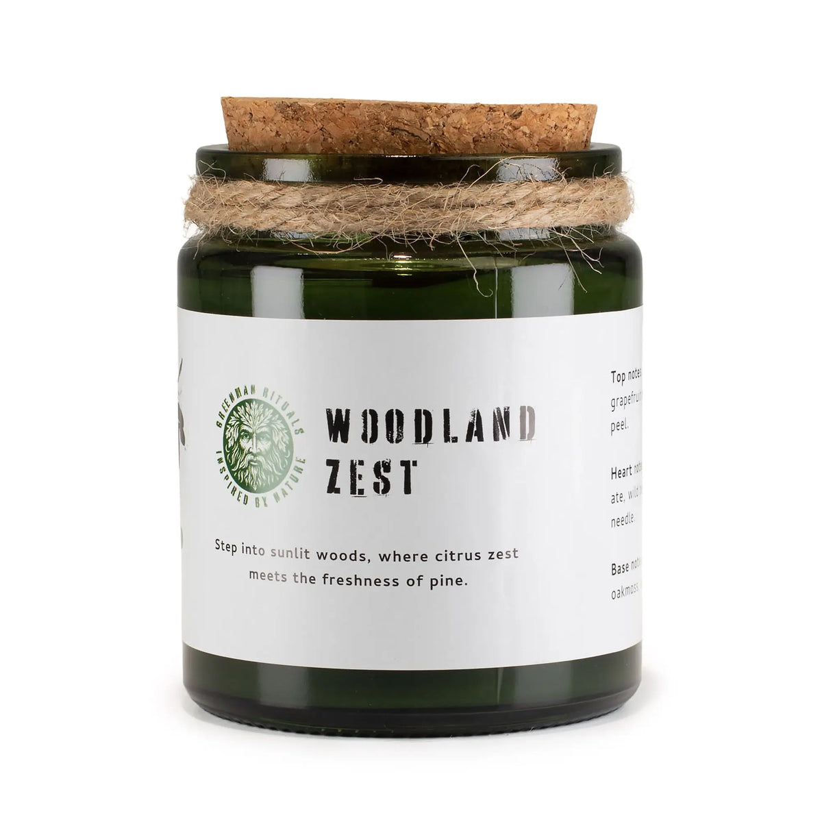 Vela aromática Woodland Zest en frasco verde, con tapa de corcho y cuerda, fragancia a cítricos y pino.