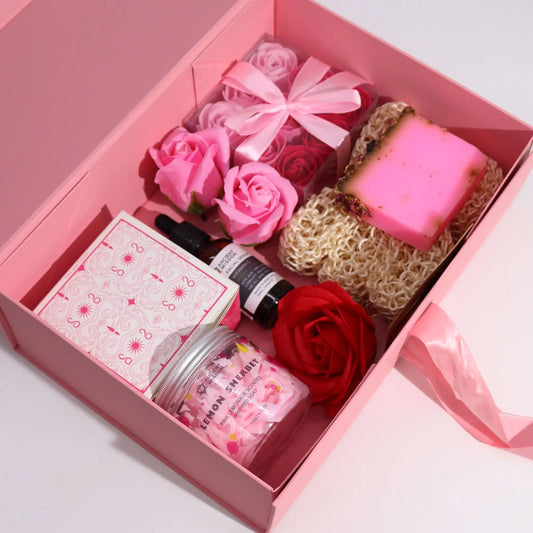 Caja regalo rosa con lazo, conteniendo set de belleza Ancient Wisdom: flores de jabón, jabón artesanal y cosméticos.