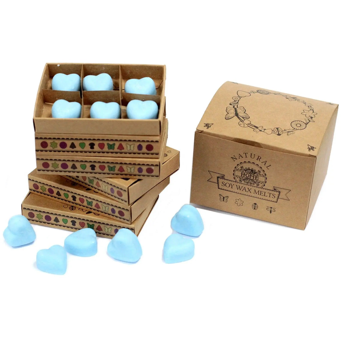 Cajas de cartón kraft apiladas con seis corazones de cera azul claro dentro y algunos sueltos sobre fondo blanco.