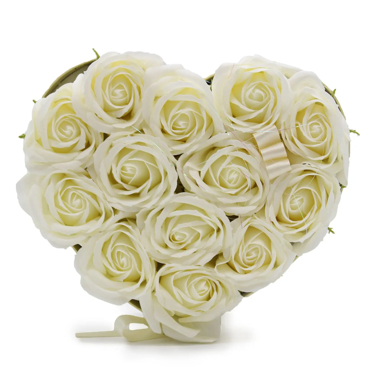 Caja en forma de corazón llena de 13 rosas de jabón color crema con un lazo decorativo, sobre fondo blanco.