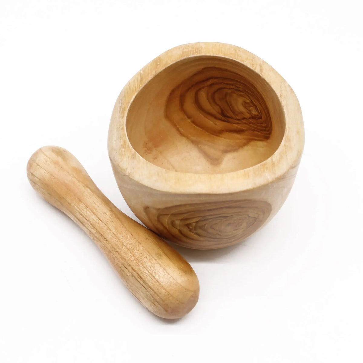 Mortero y mano de madera de teca natural con vetas visibles, diseño artesanal y redondeado sobre fondo blanco.