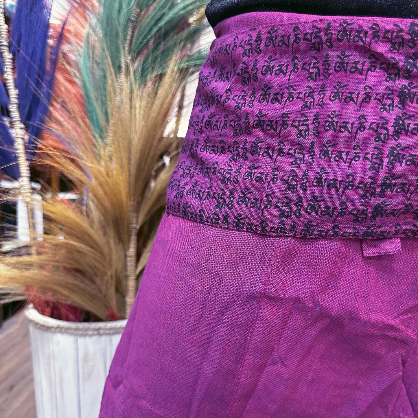 Pantalones de pescador tailandés morados con cinturilla estampada de mantras en negro, estilo holgado para yoga.