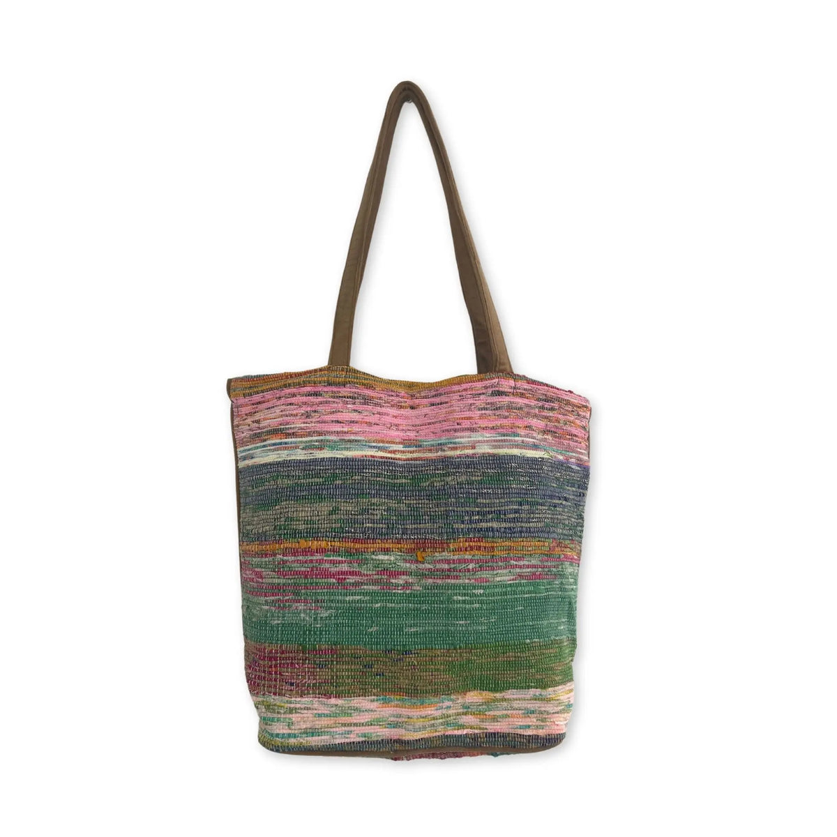 Bolso tipo tote hecho de tela reciclada con rayas horizontales en tonos rosa, verde y azul, y asas de color marrón.