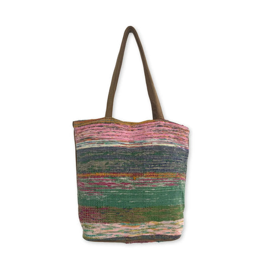 Bolso tipo tote hecho de tela reciclada con rayas horizontales en tonos rosa, verde y azul, y asas de color marrón.