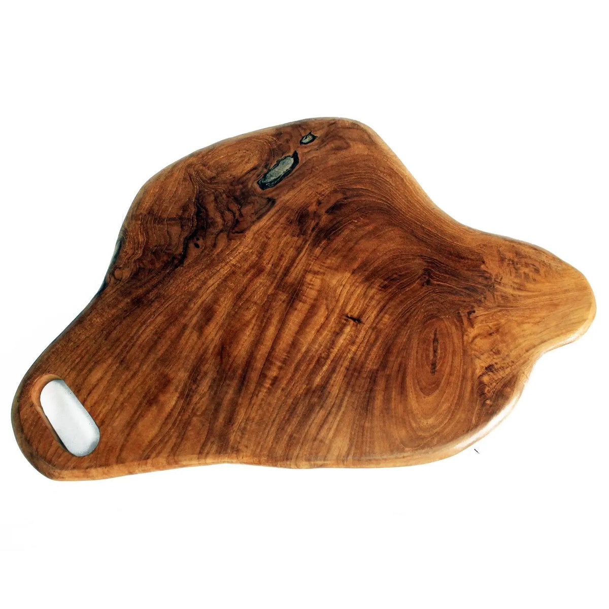 Tabla de cortar de madera de teca con forma orgánica, vetas naturales y un asa integrada, sobre fondo blanco.
