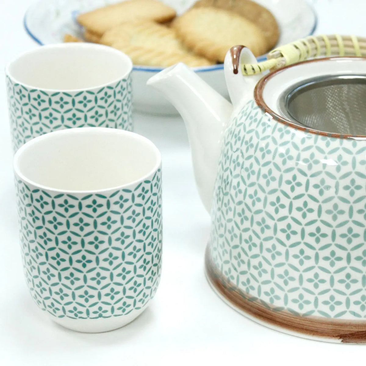 Set de té con piezas de cerámica blanca y patrón de mosaico verde incluye tetera con colador y tazas cilíndricas