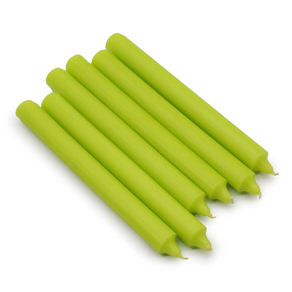 Paquete de velas cónicas color verde lima con acabado rústico y superficie lisa sobre fondo blanco