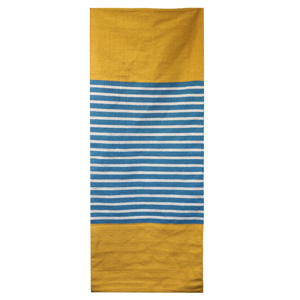 Alfombra de algodón rectangular con franjas centrales en azul y blanco y extremos en color amarillo mostaza sólido