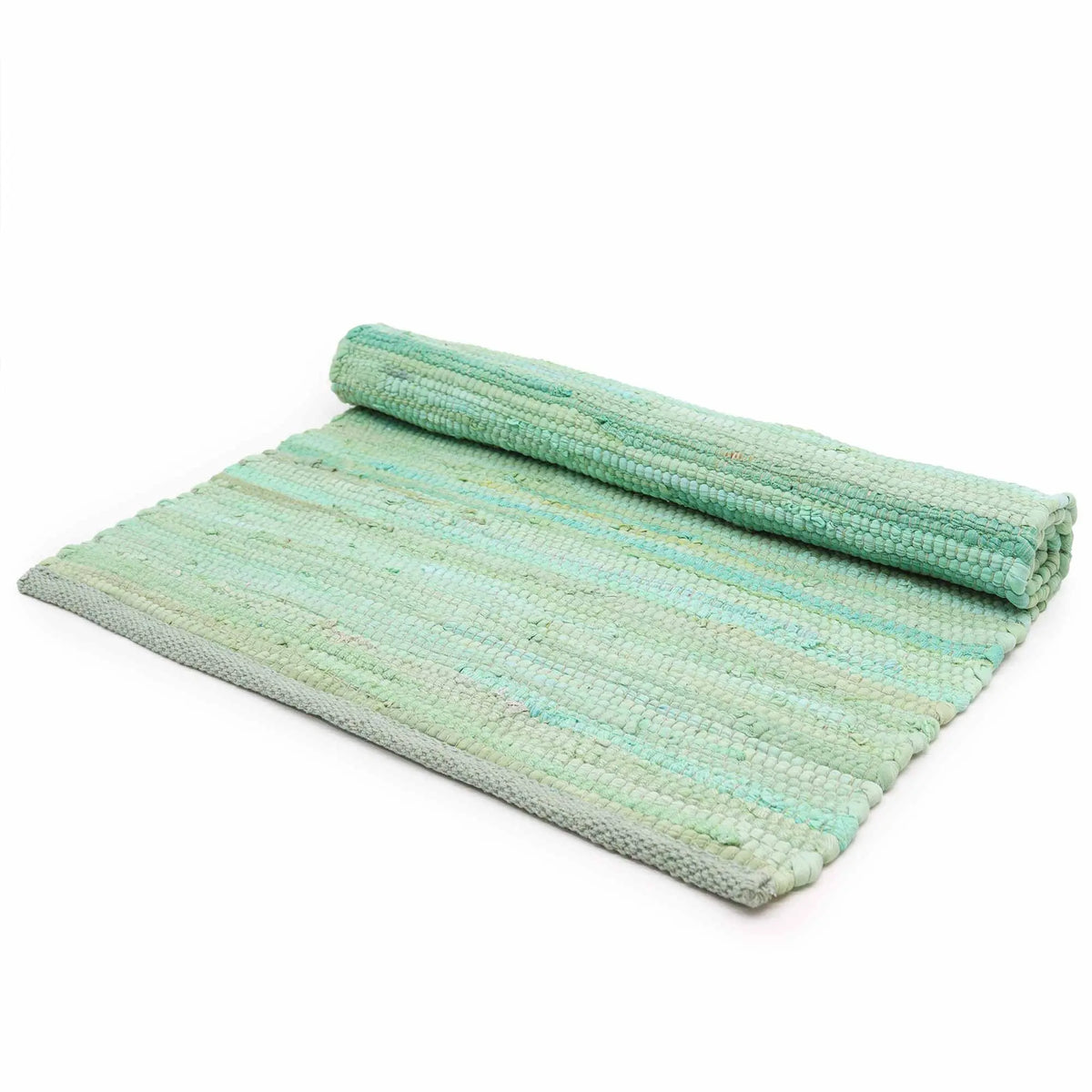 Alfombra artesanal de algodón verde, tejida a mano con textura de tiras trenzadas, sobre fondo blanco.