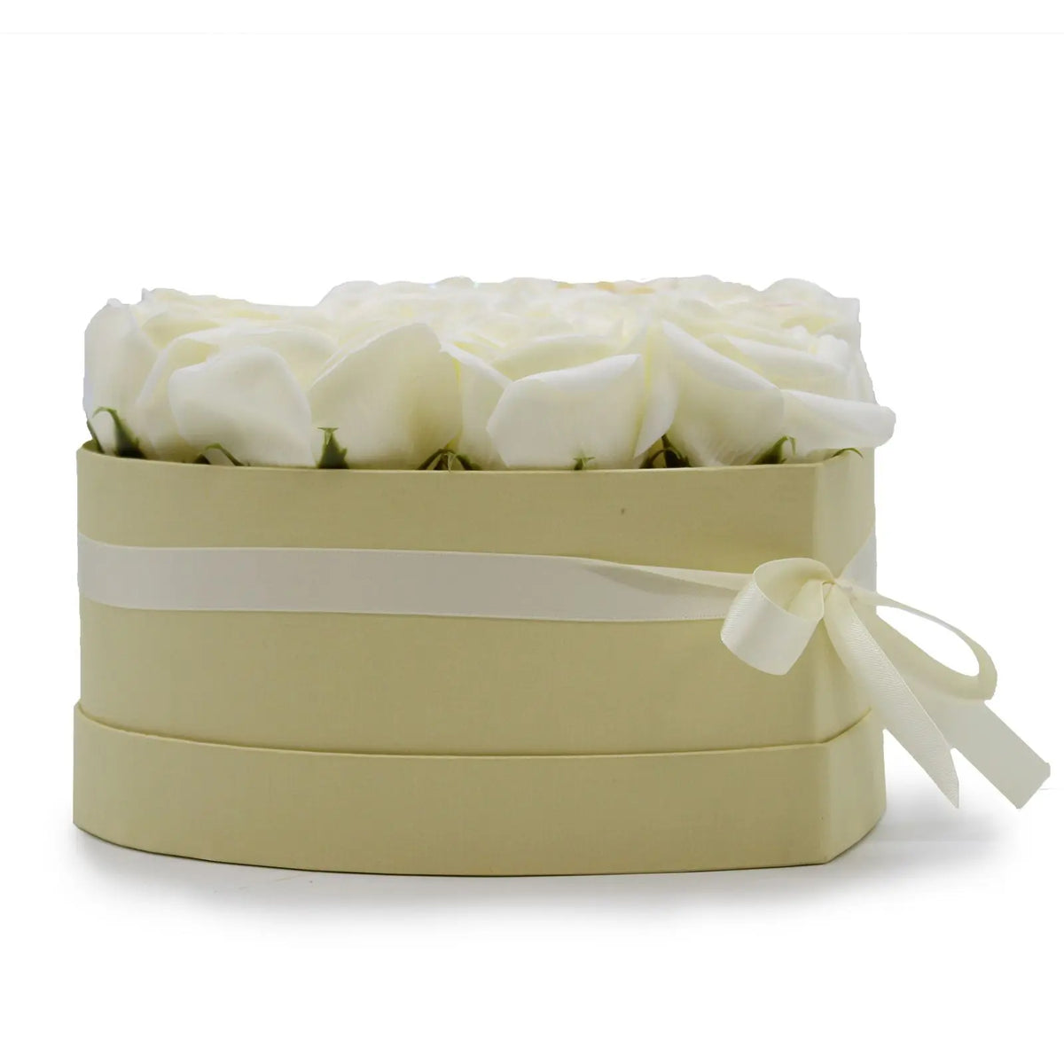 Caja en forma de corazón color crema con 13 rosas de jabón blancas y un lazo de cinta decorativo.