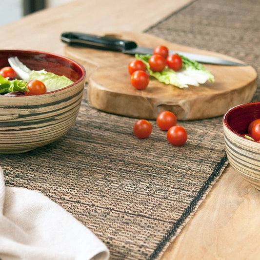 Tabla de cortar de teca rústica de 40 cm con forma circular irregular, ideal para presentar alimentos en la mesa