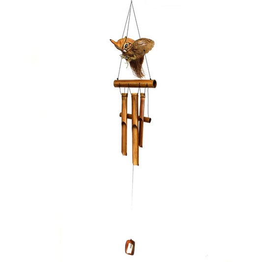 Carrillón de viento de bambú con figura de búho tallada en madera, tonos naturales y detalle colgante inferior.