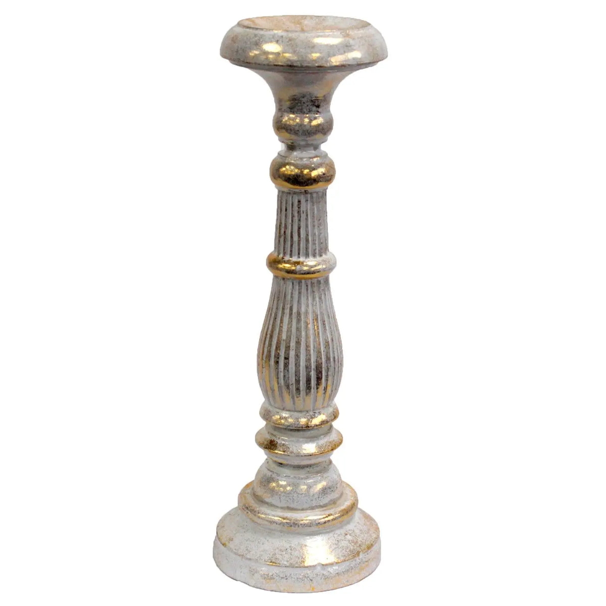 Candelabro de madera vintage con acabado desgastado en tonos blanco y oro, de diseño torneado y elegante.