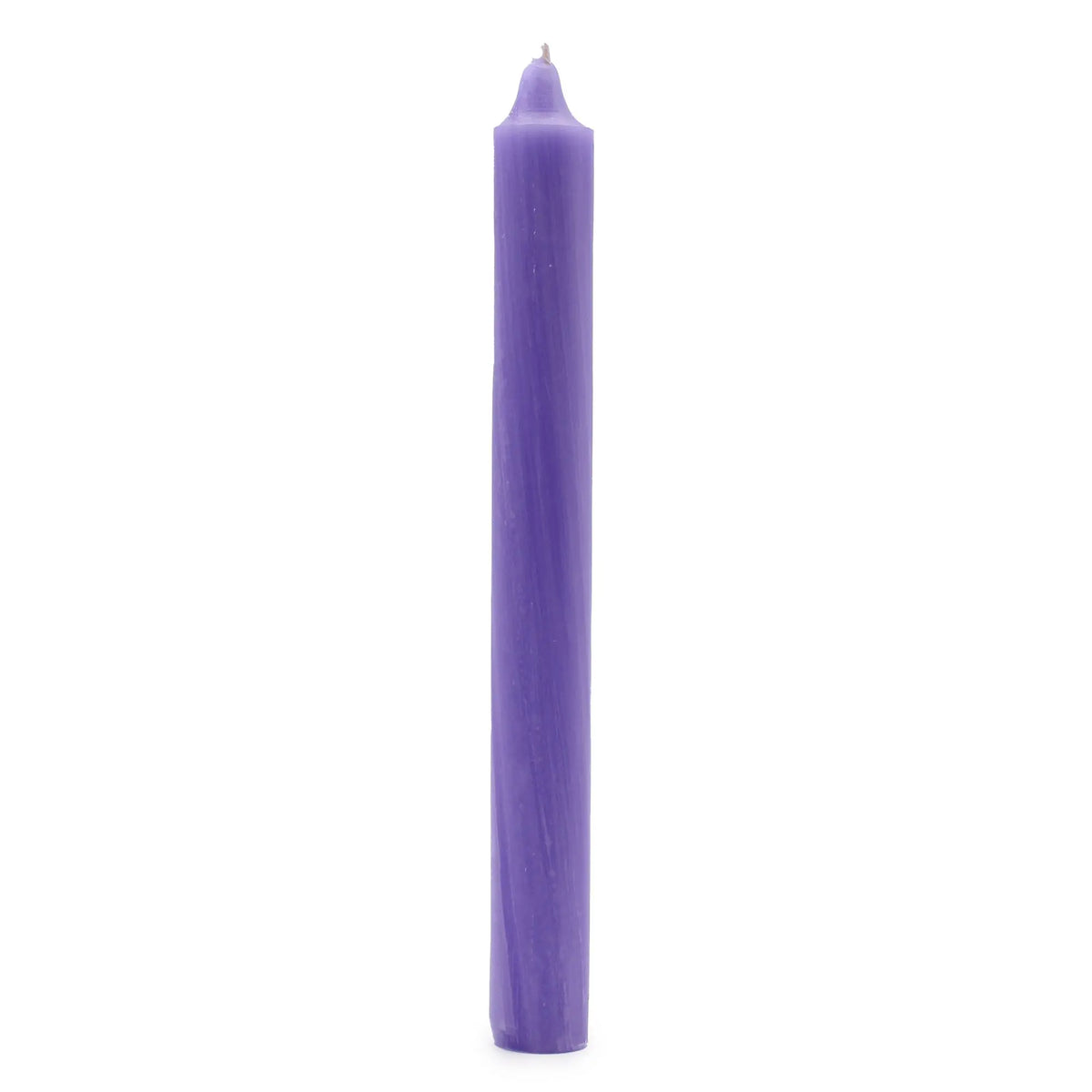 Vela cónica de color lila con acabado rústico y textura ligeramente veteada sobre fondo blanco.
