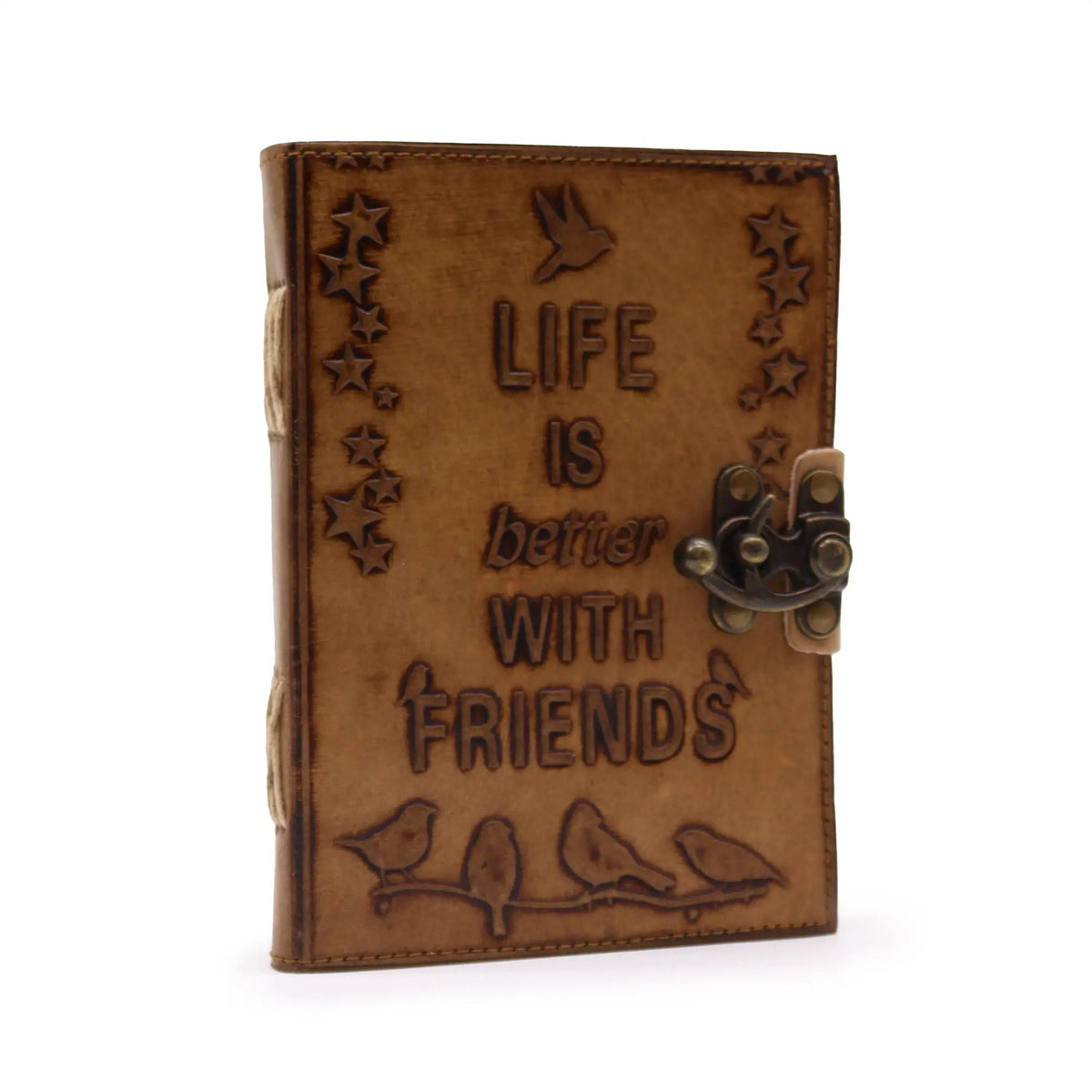 Diario de cuero marrón con cierre metálico, grabado con estrellas, pájaros y la frase "Life is better with friends".