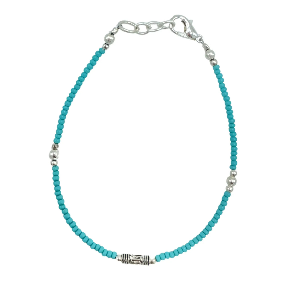 Collar de cuentas turquesas y plata, estilo bohemio y moderno, con cierre de langosta y detalles metálicos.