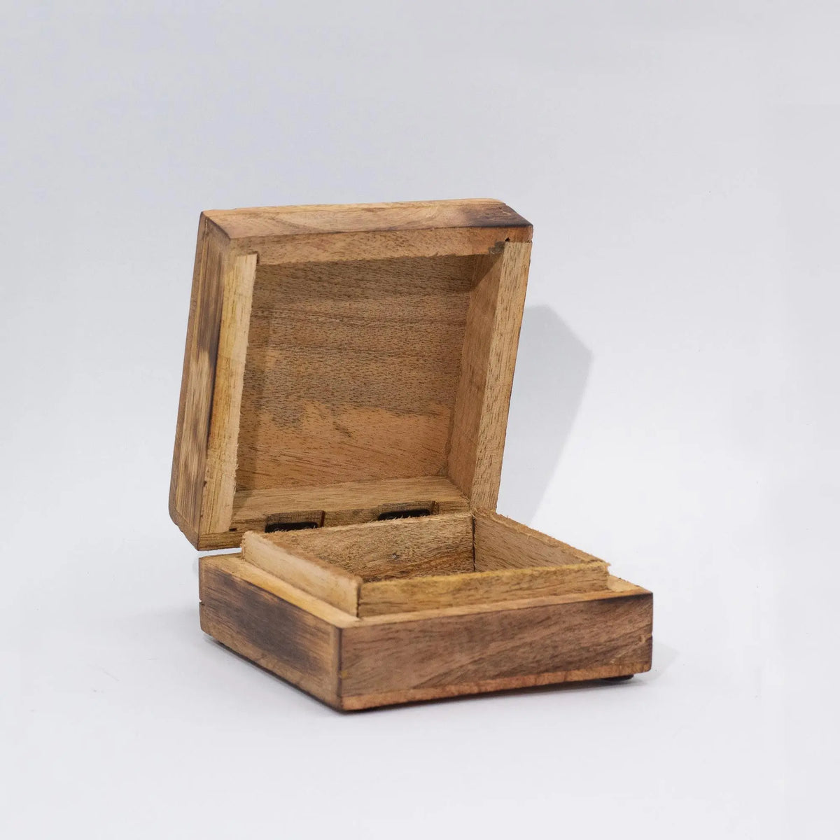 Caja cuadrada pequeña de madera natural con tapa abierta, estilo artesanal y acabado rústico sobre fondo blanco.