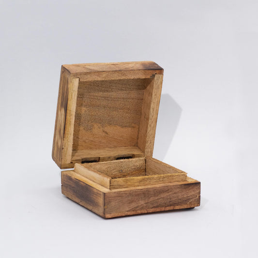 Caja cuadrada pequeña de madera natural con tapa abierta, estilo artesanal y acabado rústico sobre fondo blanco.