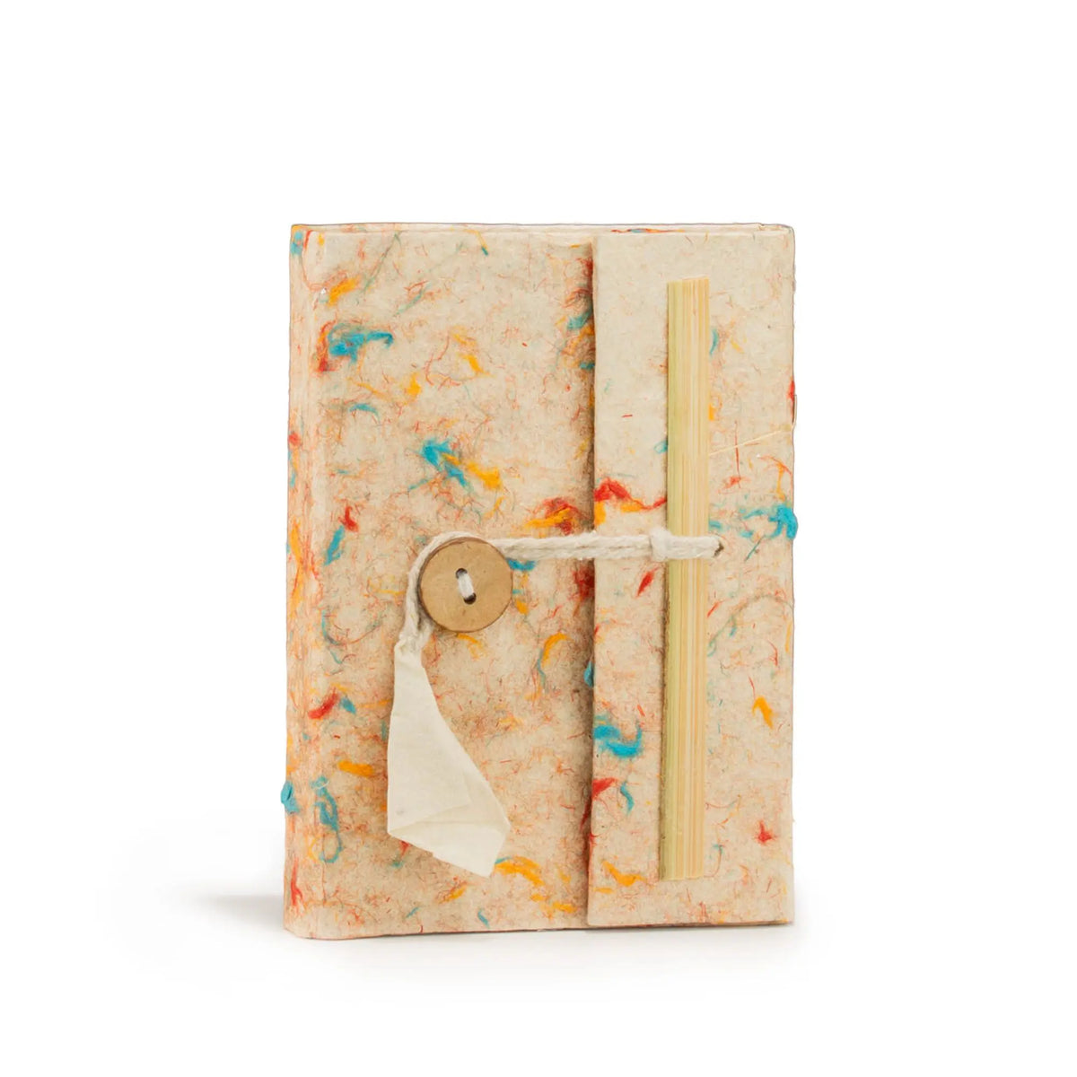 Cuaderno artesanal en papel decorado con colores vibrantes y cierre de cuerda, estilo bohemio.