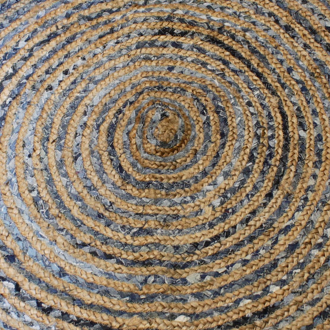Alfombra redonda de yute trenzado y mezclilla azul, con diseño en espiral y textura artesanal.
