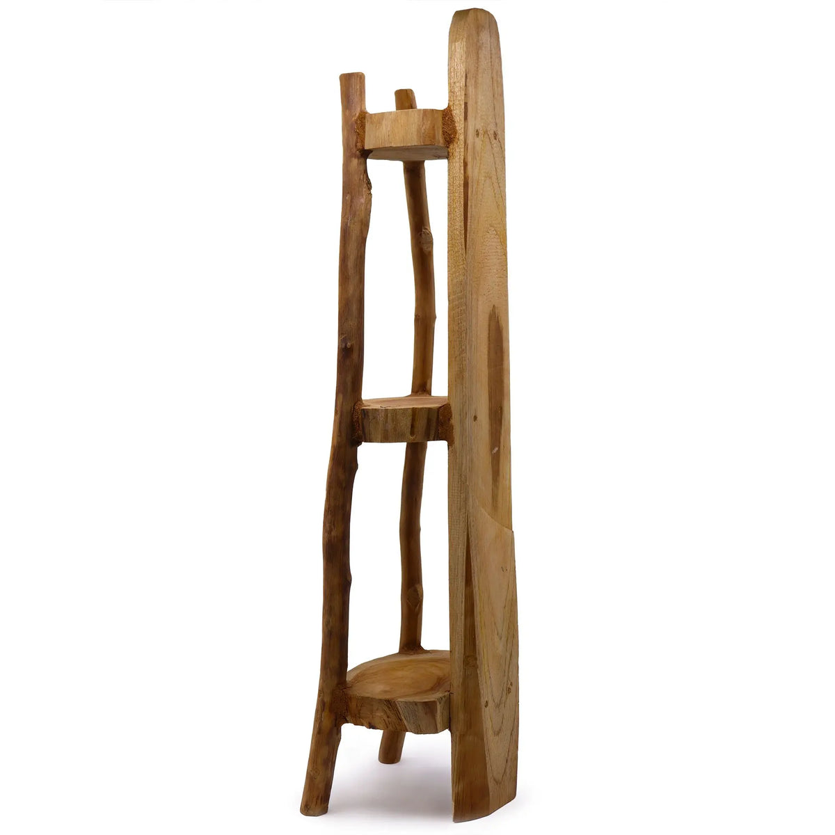 Estantería esquinera de 3 niveles en madera de teca natural, diseño rústico y orgánico de 90 cm de altura.