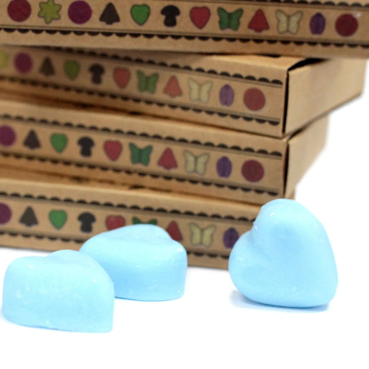Cajas de cartón kraft con iconos decorativos y tres ceras de soja de lujo en forma de corazón color azul claro