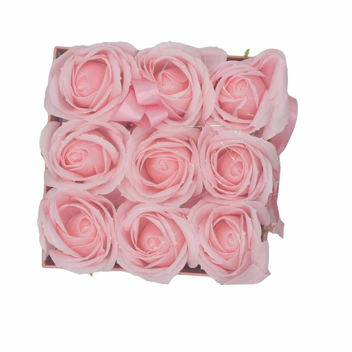 Caja cuadrada con 9 rosas de jabón en tonos rosa pastel, dispuestas de forma compacta y elegante.
