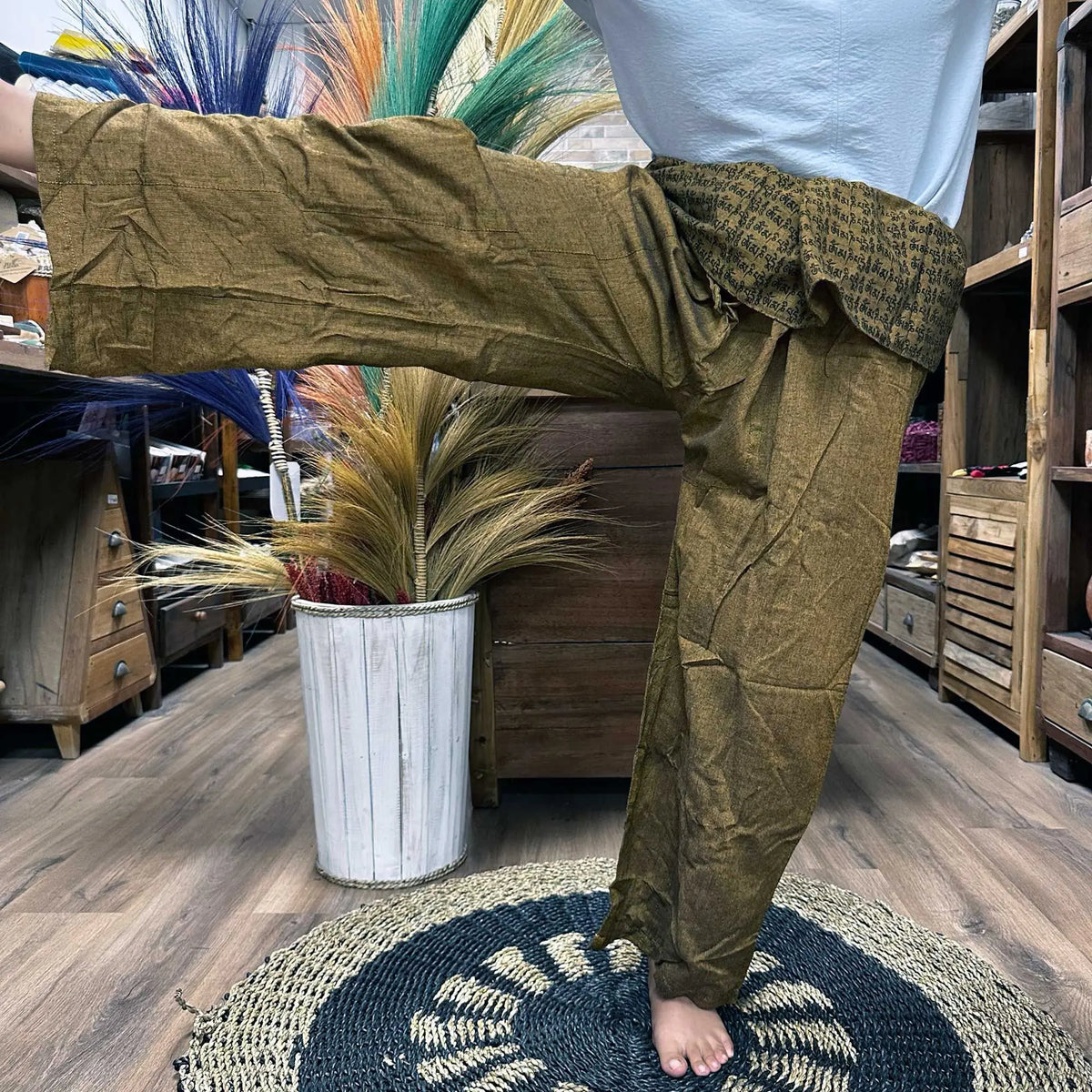 Pantalones de pescador tailandés color mostaza con estampado de mantras, corte holgado y fluido ideal para yoga